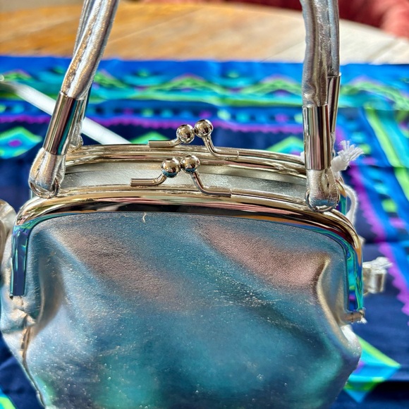 🩶 UO Silver Vegan Leather Crossbody Mini Purse w/ Kiss Lock Snap Closure NWT 🩶 - Picture 5 of 12